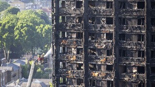 Za rýchlym priebehom požiaru bytovky môže byť nevhodný obklad