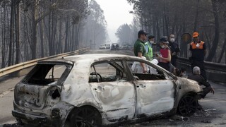 Pri požiari lesa sa ľudia ocitli v pasci, mnohí uhoreli v autách