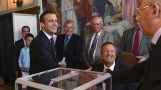 Macron potvrdil prevahu, voľby však poznačila nízka účasť