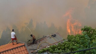 Portugalskí hasiči stále bojujú s obrovskými plameňmi