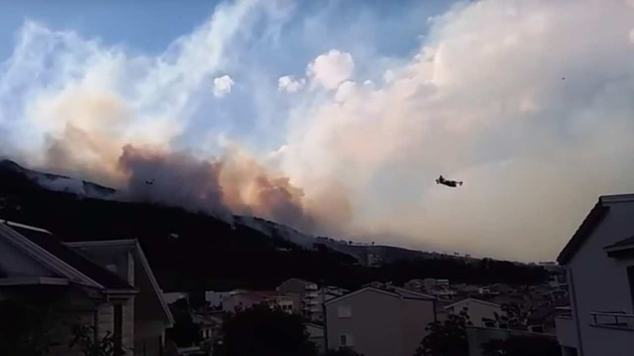 Z chorvátskych letovísk museli evakuovať stovky turistov