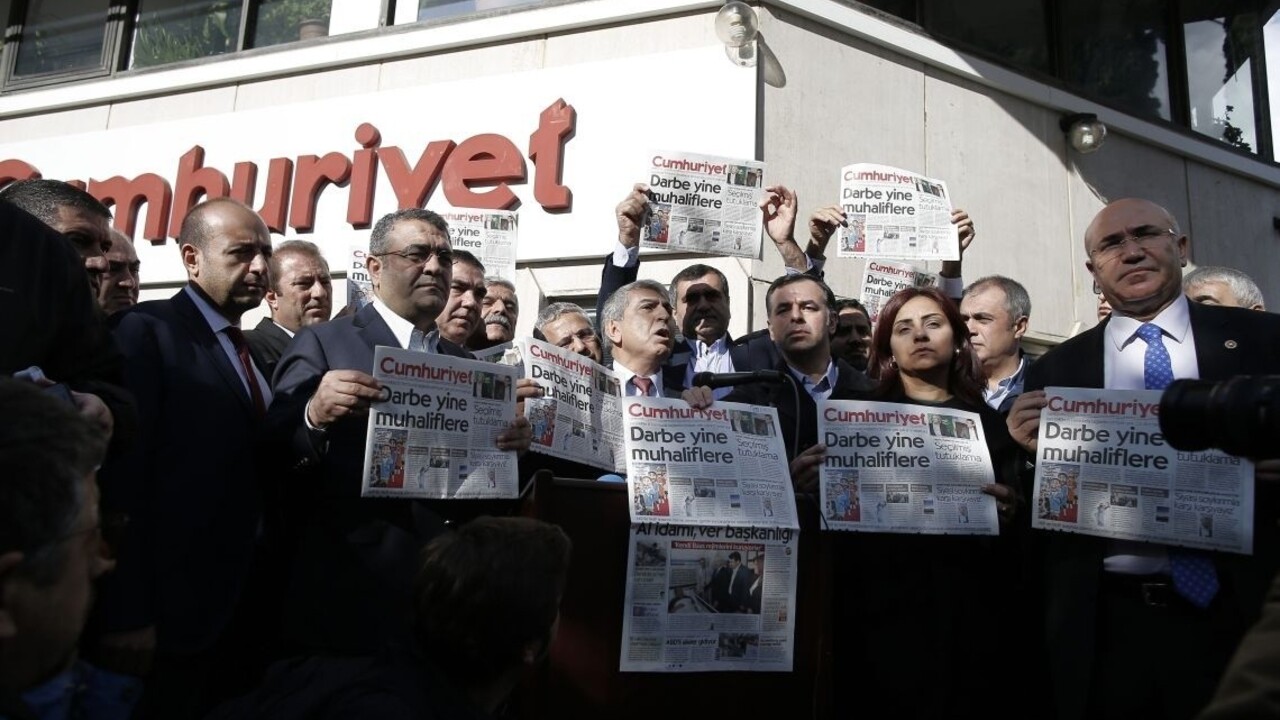 Novinári sa postavili pred turecký súd. Hrozia im tvrdé tresty