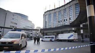 Bruselskí vojaci zabránili útoku, zastrelili ozbrojeného muža