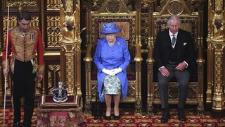 Britská kráľovná predstavila program vlády, dominuje Brexit