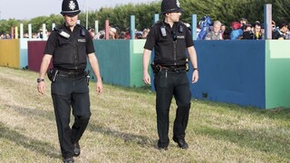 V Británii sa začína slávny hudobný festival, polícia je v pozore