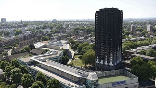 Po ničivom požiari londýnskeho vežiaka našla vláda ľuďom nové byty
