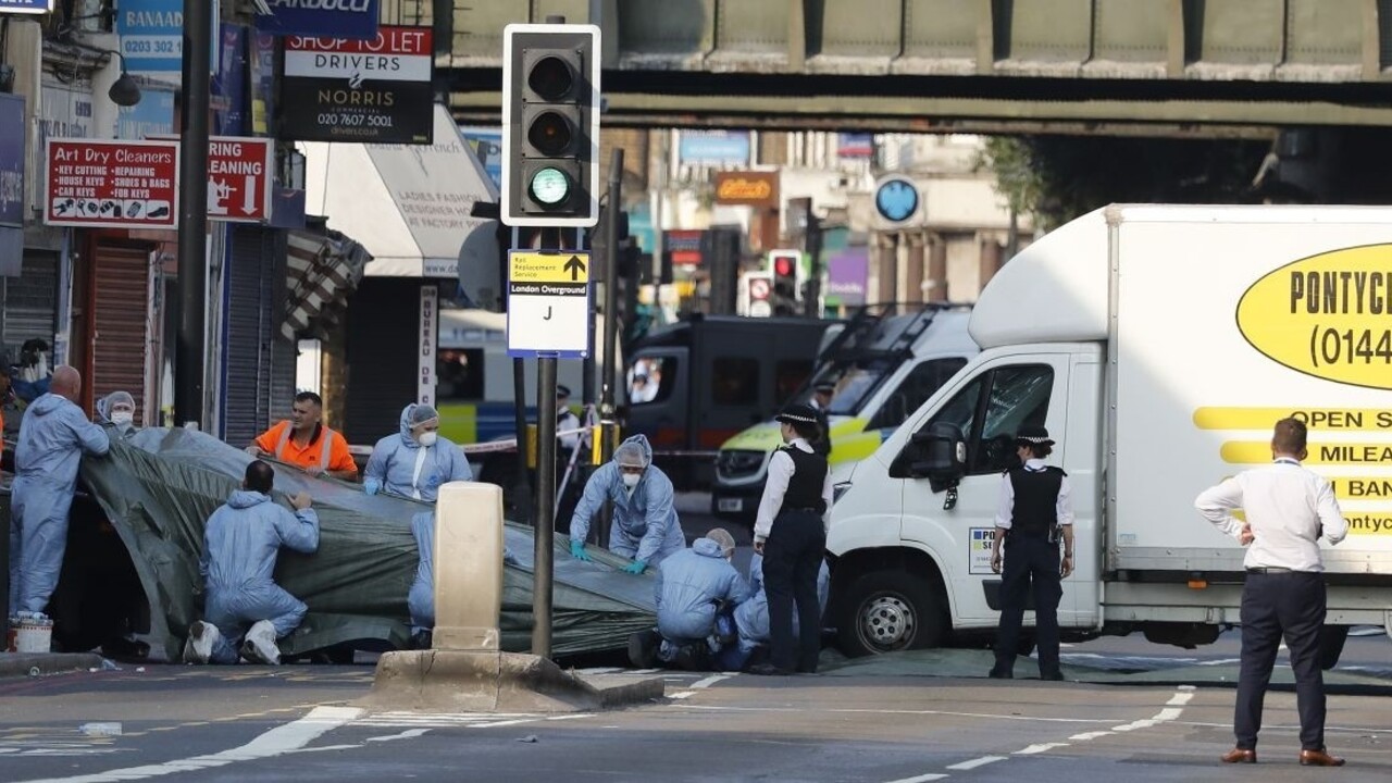 Útočníka, ktorý v Londýne zrážal moslimov, obvinili z terorizmu