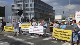 Nespokojní Ružomberčania vyšli do ulíc, zablokovali dopravnú tepnu