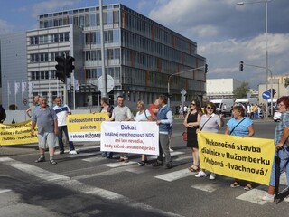 Nespokojní Ružomberčania vyšli do ulíc, zablokovali dopravnú tepnu