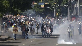 Venezuelčania zapaľujú autá, protestujú proti prezidentovi