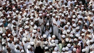 Moslimovia sa v húfoch presúvajú domov, končí im ramadán