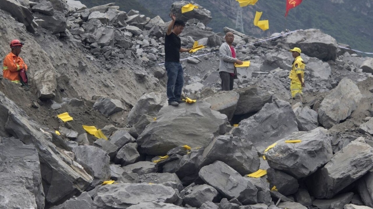 Po masívnom zosuve pôdy je stále vyše sto osôb nezvestných