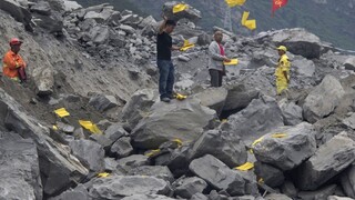 Po masívnom zosuve pôdy je stále vyše sto osôb nezvestných