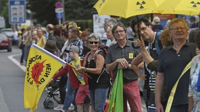 Demonštranti vytvorili ľudskú reťaz, nechcú jadrové elektrárne
