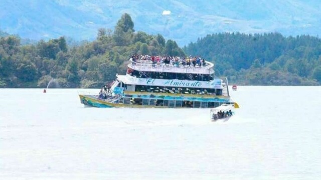 Potopila sa loď plná turistov, hlásia mŕtvych aj nezvestných