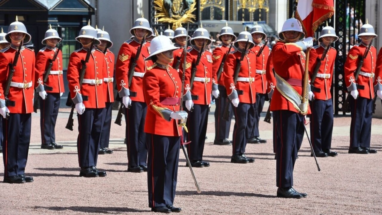 Buckinghamský palác prišiel s novinkou, stráže sa takto ešte nikdy nemenili