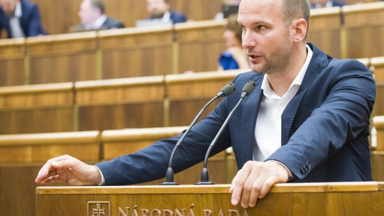 Fico len predstiera boj proti korupcii, tvrdia v OĽaNO