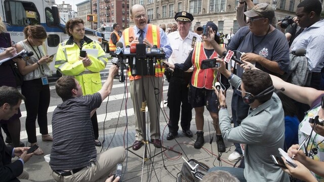 Na Manhattane sa vykoľajilo metro, hlásia zranených