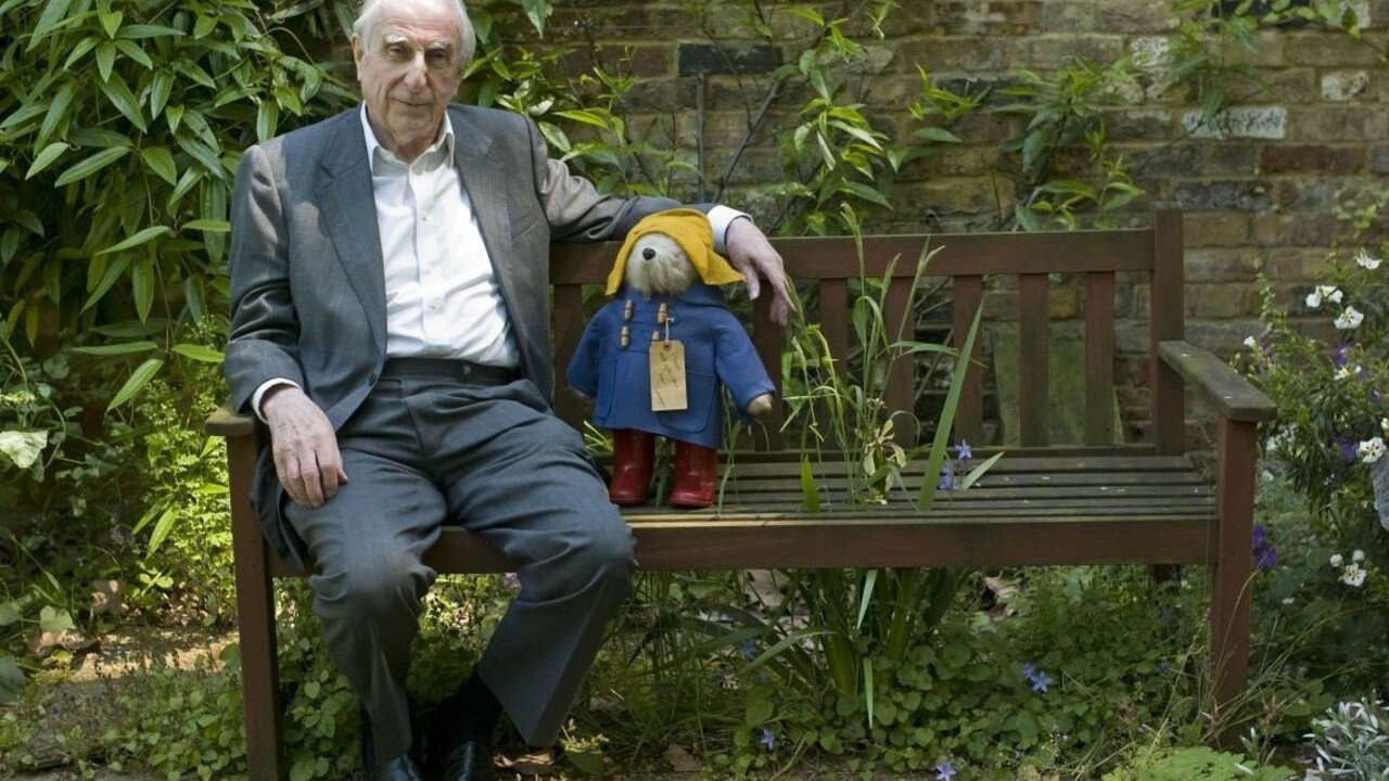 Zomrel Michael Bond, autor príbehov o známom medvedíkovi