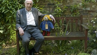 Zomrel Michael Bond, autor príbehov o známom medvedíkovi