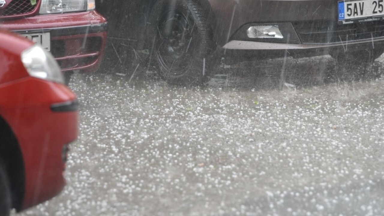 Slovensko môžu zasiahnuť silné búrky, potrápiť majú tieto okresy