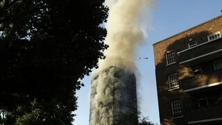 V Británií sú ďalšie budovy, ktoré môžu zhorieť, obáva sa Mayová
