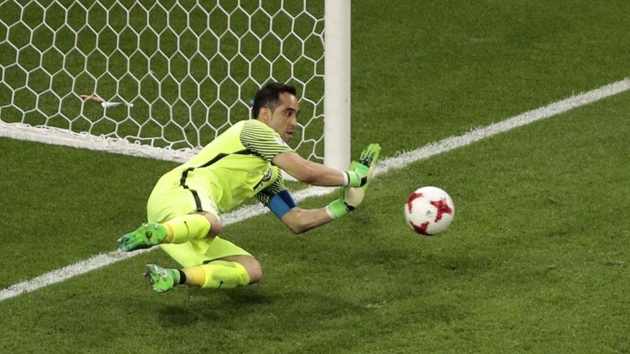 Prvým finalistom Pohára konfederácií je Čile, hrdinom Bravo