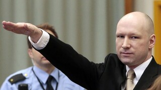 Duševné zdravie masového vraha Breivika je podľa jeho advokáta ohrozené