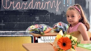 Školáci dnes dostali vysvedčenia: začali sa im prázdniny