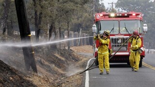 Spojené štáty sužujú požiare, hasenie komplikuje silný vietor