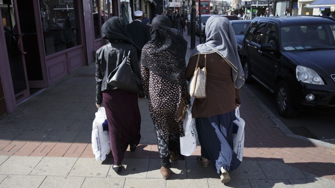 Brit slaninou napadol mladú moslimku. Incident nafilmovali