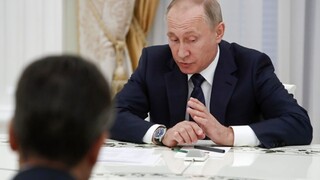 Putin predĺžil zákaz západných potravín, reaguje na sankcie voči Rusku