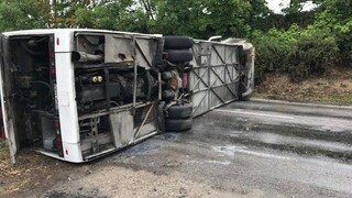 Vážna dopravná nehoda: pri Bučanoch sa prevrátil autobus