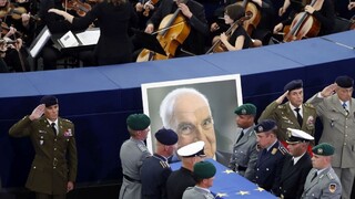 Svet sa lúčil s Helmutom Kohlom, lídri mu vystrojili európsky smútočný obrad