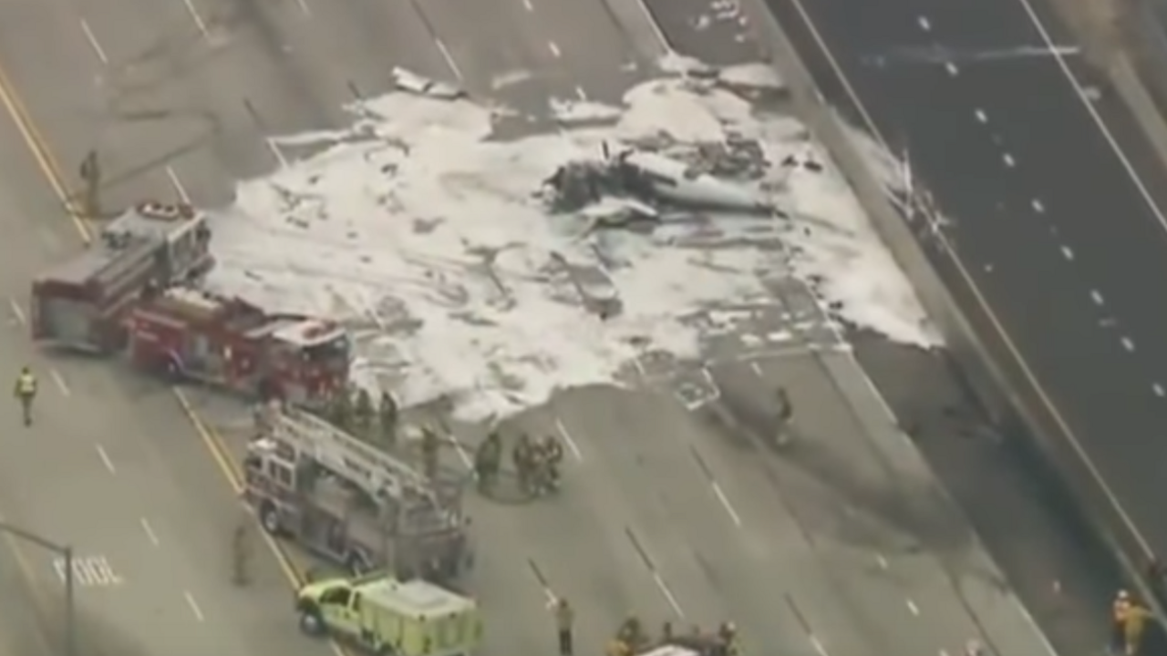 Vodič zachytil dramatické pristátie malého lietadla na diaľnici