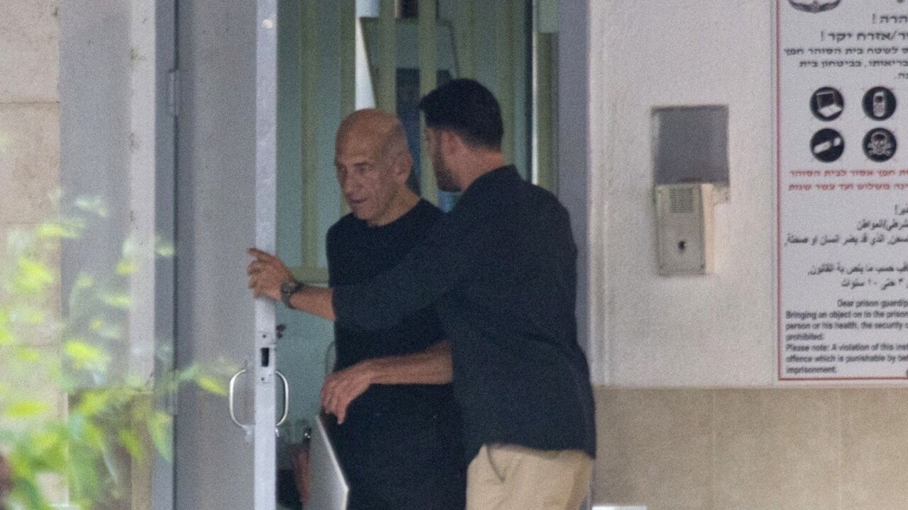 Izraelský expremiér Olmert je na slobode, prepustili ho predčasne