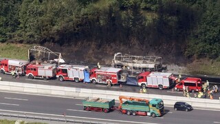 Na diaľnici v Nemecku po zrážke horel autobus, hlásia obete