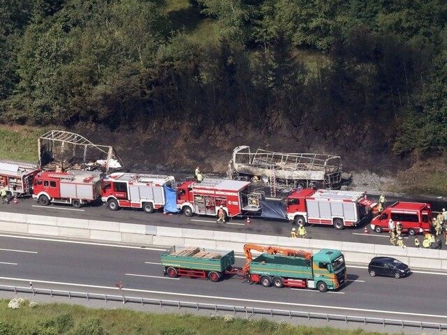 Na diaľnici v Nemecku po zrážke horel autobus, hlásia obete