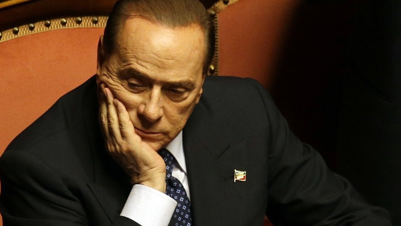 Proces s Berlusconim odročili, údajne mal štedro podplatiť svedkov