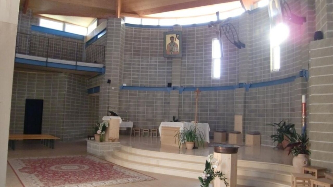 Kňaz láka svojich farníkov na omšu netradičným spôsobom