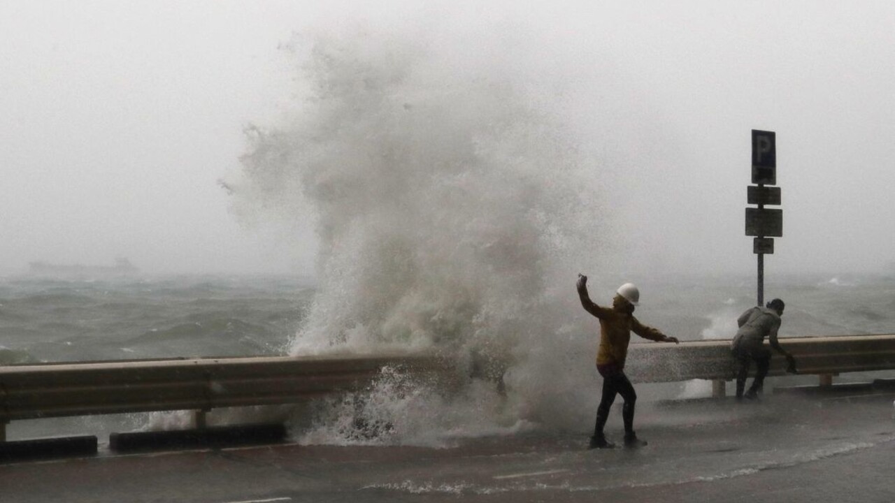 Japonsko zasiahol mohutný tajfún, úrady varujú pred vlnami