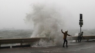 Japonsko zasiahol mohutný tajfún, úrady varujú pred vlnami