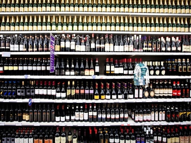 Začiatok prázdnin oslávili žiaci pitím alkoholu, museli volať sanitku