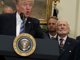 Údiv, zdesenie aj pobavenie. Reakcie astronauta na Trumpov prejav bavia internet