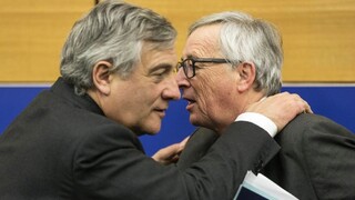 Ste smiešni, zaútočil Juncker na europarlament. Tajani kontroval