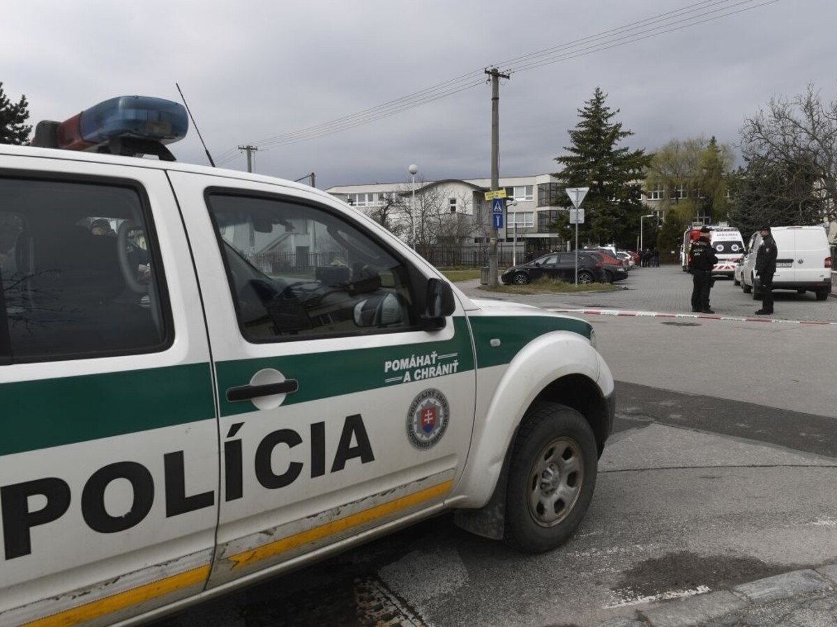 polícia auto policajti 1140 px (TASR/Radovan Stoklasa)