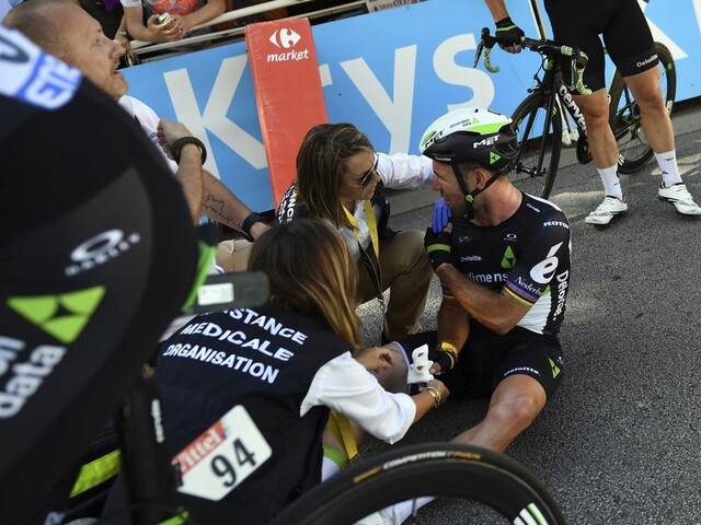 Cavendish sa po páde musí rozlúčiť s Tour, zlomil si lopatku
