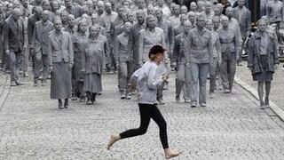 Stovky zombie kráčali na protest do centra Hamburgu