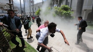 Do venezuelského parlamentu nabehli s tyčami a zranili poslancov