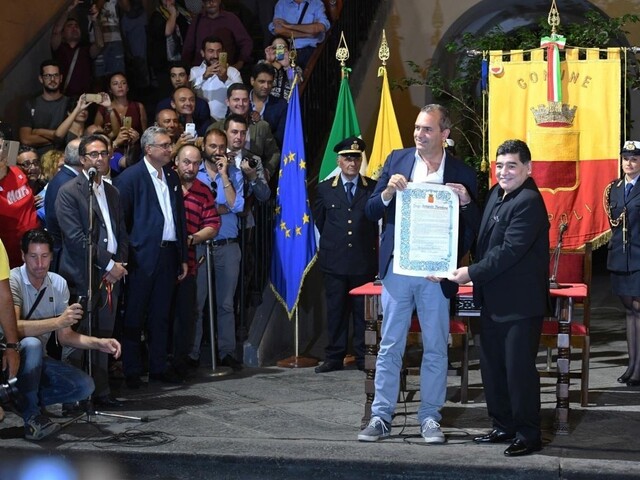 Božskému Diegovi odovzdali čestné občianstvo Neapola